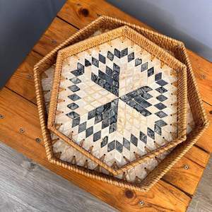 Bandeja Decorativa de Ratán Hecha a Mano con Incrustaciones de Madreperla, Diseño de Mosaico Geométrico, Estilo Bohemio, Forma Hexagonal - Product Image 1