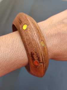 Joyería de Madera Artificial Hecha a Mano con Diseño Inspirado en Sangría, Set de 3 Brazaletes de Madera Gruesos con Decoración de Latón Acabado a Mano, Elegante - Product Image 3