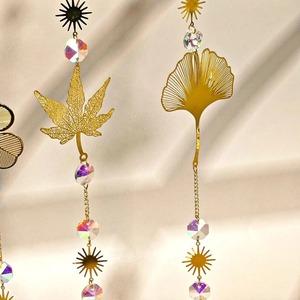 Elegante Adorno Colgante de Metal Dorado y Cristal para Ventana de Dormitorio y Decoración de Sala de Estar - Product Image 5