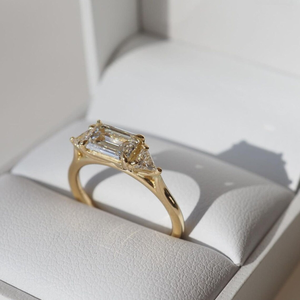 Anillo de compromiso de oro blanco de 10 quilates con moissanita de corte esmeralda y piedras triangulares laterales, anillo de tres piedras de oro macizo para mujer - Product Image 4