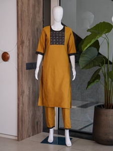 Ensemble Kurta en coton moutarde pour femme avec panneau brodé et pantalon assorti, coupe ample, tenue décontractée, style Inde Pakistan - Product Image 4