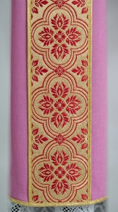 Casulla clerical rosa con ribete dorado y diseño floral bordado, vestimenta litúrgica premium para sacerdotes, para las cuatro estaciones. - Product Image 3