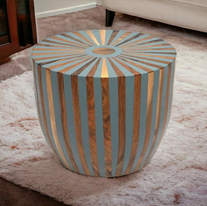 Impresionante mesa auxiliar con diseño de tambor y franjas alternadas en azul y madera natural, disponible a precios de mayorista. - Product Image 1