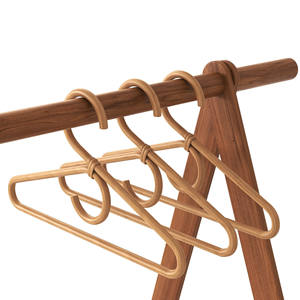 Cintres modernes en bois pour chambre d'enfant, pour vêtements de tout-petits, cintres artisanaux en rotin naturel pour vêtements d'enfants - Product Image 4