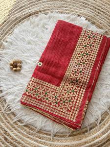 Sari en organza de soie avec broderie florale dorée et motifs ajourés, bordure élégante – Idéal pour les fêtes et les mariages - Product Image 6