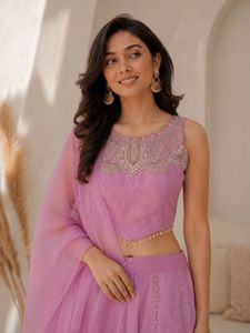 Conjunto de Lehenga Choli Rosa Bordado con Dupatta, Traje Tradicional Indio para Bodas y Fiestas para Mujeres - Product Image 3