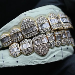 Grillz Híbridos Bust Down de Fábrica, con Moissanita VVS talla Baguette y Redonda, estilo Iced Out, en Plata de Ley 925 y Oro Sólido de 10K, Dientes Personalizados, Venta al por Mayor - Product Image 1