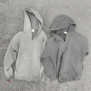 Sudadera con capucha extragrande de mezcla de algodón con estampado gráfico, bolsillo canguro, puños acanalados y capucha ajustable para un estilo casual contemporáneo. - Product Image 5