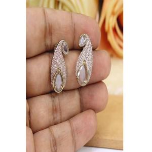 Elegantes Pendientes de Zirconia Chapados en Oro de Latón de Primera Calidad para Mujeres y Niñas, Ideales para Eventos Nocturnos y Fiestas - Product Image 1