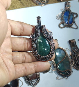 Colgante de Aventurina Verde Hecho a Mano al por Mayor, Envuelto en Alambre de Aleación, Joyería Artesanal Clásica con Piedras Naturales para Niños - Product Image 1