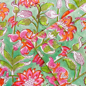 Tela de algodón estampada a mano con motivos de loros verdes y lotos – Material floral de pájaros de Jaipur - Product Image 4