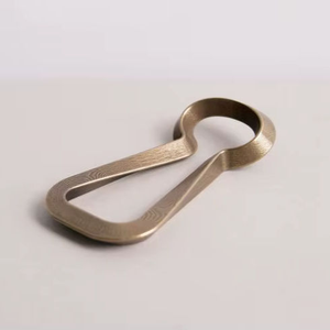 Abridor de botellas metálico de alta calidad con llavero, perfecto para viajeros, campistas y entusiastas de aventuras al aire libre. - Product Image 5