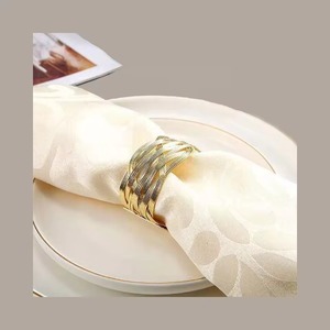 Anneau de serviette en métal doré à motif rose pour la décoration de table, style mariage, accueil élégant et look luxueux, provenance Inde - Product Image 2