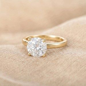 Bague de fiançailles solitaire en or jaune 18 carats avec diamant rond classique de 2,00 carats, taille brillant, clarté VS1, couleur F, bijoux en diamant IGI - Product Image 3
