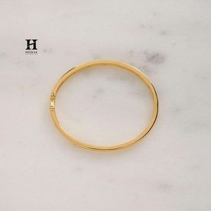 Brazalete Minimalista de Doble Barra con Diamantes Cultivados en Laboratorio de Corte Redondo, Oro de 14K, Brazalete con Piedras Flotantes - Product Image 4