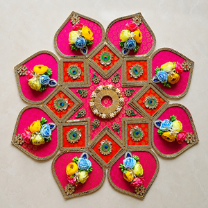Tapis Rangoli floral rose fait main avec des fleurs artificielles et des motifs miroir dorés, décoration pour Diwali, mariage, Puja - Product Image 5