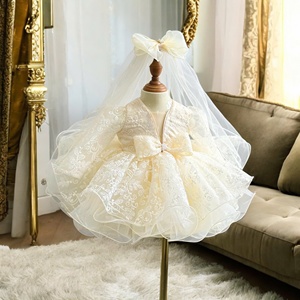 Vestido de Princesa de Encaje Blanco con Mangas Largas 91B, Bordado con Flores, Falda de Tul en Capas y Velo de Novia a Juego - Product Image 3