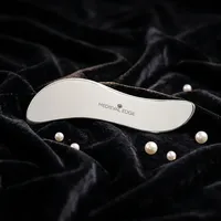 Masseur facial en acier inoxydable en forme de S de qualité supérieure Medieval Edge ME-SGS-01, Gua Sha pour lisser la peau du visage, soulager la douleur et stimuler le drainage lymphatique