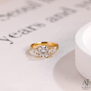 Anillo de compromiso unisex chapado en oro con moissanita redonda brillante y corte de corazón y pera, engaste de garras, joyería de boda - Product Image 2