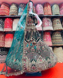 ชุดเจ้าสาวสำหรับฤดูหนาว: กระจกทำงานเต็มรูปแบบ lehenga choli กับ jarstone, Flair, Long blouse & dupatta สำหรับงานแต่งงาน - Product Image 1