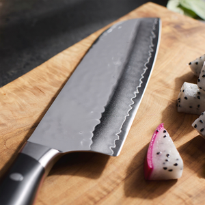 Cuchillos Santoku con Hoja Plateada con Diseño y Mango Negro y Rojo con 3 Remaches para Cortar Frutas, Picar Verduras y Preparar en la Cocina - Product Image 2