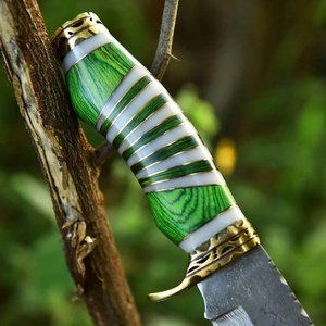 Couteau Bowie droit artisanal en acier Damas de A&M ENTERPRISES, manche en bois, pour le camping, la survie, la chasse et les usages industriels. - Product Image 4