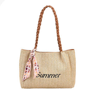 Transformez votre garde-robe saisonnière avec ce sac élégant en fil naturel, orné d'un imprimé lettrage estival et doté de poignées d'épaule, maintenant disponible. - Product Image 1