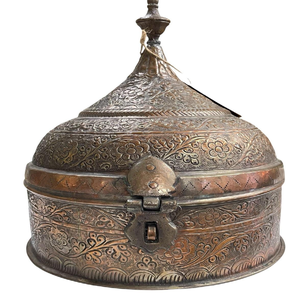 Pandán de latón con adornos de jaali y patrones recortados, disponible a precios de mayoreo para regalos de lujo. - Product Image 2