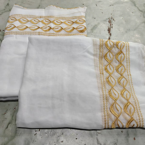 ผ้าคลุมไหล่สีขาวคุณภาพดีขายดี ผลิตจากผ้าฝ้ายวอยล์ ตัดเย็บแบบคัลเลอร์บล็อก น้ำหนักเบา ทนทาน เหมาะสำหรับฤดูหนาว สำหรับชาวมุสลิม หมายเลขสินค้า - Product Image 1