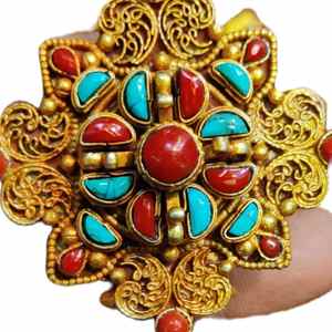 Pendentifs Ghau plaqués or tibétain sertis de pierres précieuses - Product Image 3