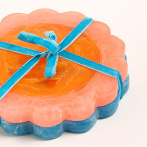 Posavasos de bambú hechos a mano, posavasos de bambú natural sostenible con elegante base de resina, de Fashion Craft India - Product Image 3