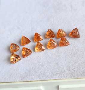 Pierres précieuses calibrées en forme de trionne de 6 mm en pierre de soleil naturelle facettée, couleur orange, pour la fabrication de bijoux. Achetez maintenant en gros des pierres en vrac. - Product Image 1