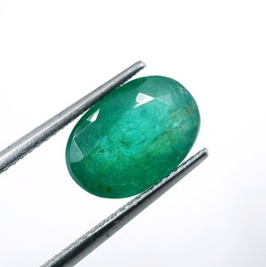 มรกตแซมเบีย: พลอยสีเขียวรูปไข่เจียระไน 3.30 กะรัต - Product Image 6