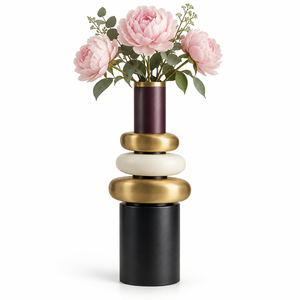 Vase à fleurs en métal à cadre hexagonal, doté d'un cadre extérieur géométrique audacieux et d'un magnifique pot central, cette décoration unique - Product Image 3