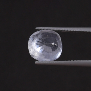 พลอยแซฟไฟร์สีขาวธรรมชาติแบบขายส่ง น้ำหนัก 4.75 กะรัต รูปทรงคุชชั่น ขนาด 9.5x9 มม. ได้รับการรับรองจาก IGI สำหรับการทำเครื่องประดับโดยบุคคลที่สาม - Product Image 3