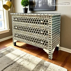Une élégante console de commode noire avec incrustations en os, dotée de trois tiroirs spacieux, disponible à prix de gros. - Product Image 1