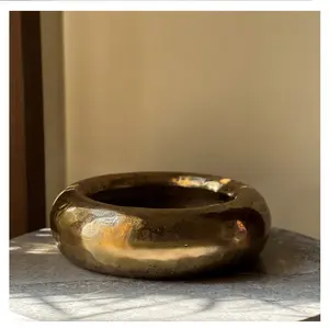 Florero de mesa decorativo interior contemporáneo moderno hecho a mano elegante donut de metal redondo con esmalte mate - Product Image 1