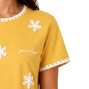 Camiseta de Mujer con Bordado Floral Amarillo, Ribete Blanco en Contraste, Cuello Redondo, Manga Corta, Estilo Casual, OEM, ODM, Ropa Personalizada - Product Image 4