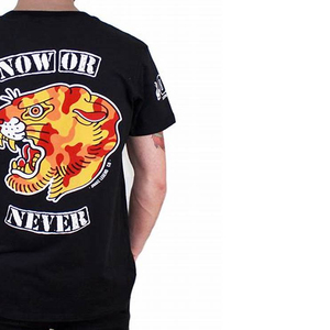 เสื้อยืดผู้ชายสีดำแขนสั้น คอโอ ทรงหลวม ผ้าฝ้ายถัก 100% รุ่น Now Never - Product Image 2