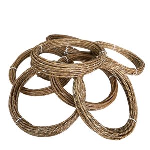 La imagen muestra un rollo de cordón trenzado, probablemente hecho con materiales naturales como cuero o tripas. - Product Image 5