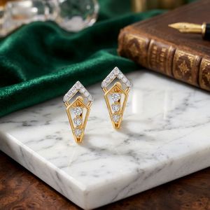 Pendientes de tuerca con diseño de mariposa y racimo de diamantes cultivados en laboratorio en oro amarillo - Product Image 3