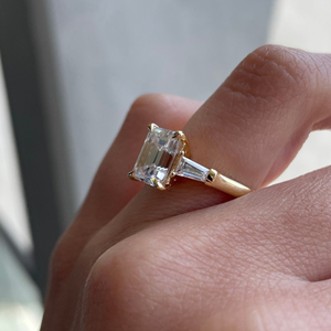 Anillo de Compromiso y Boda con Diamante Cultivado en Laboratorio, Corte Esmeralda, 1.75 Quilates, Oro Amarillo de 14k, Certificado IGI, Joyería de Lujo para Regalo - Product Image 4