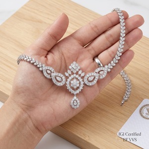 Collar de Diamantes con Diseño Floral Estilo Surindio, Colgante de Lujo en Oro Blanco de 18K con Cadena de Caja para Mujer - Product Image 5
