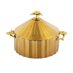 Cacerola con diseño floral premium y tapa y asa con acabado dorado, perfecta para servir con lujo y para regalar. Venta al por mayor desde India. - Product Image 6