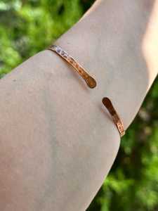 Bracelet manchette fin en cuivre pur fait main, bijou artisanal martelé en cuivre, pour hommes et femmes, OEM - Product Image 4