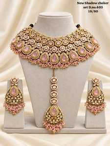 Parure de bijoux de mariage plaqué or en alliage, comprenant un collier ras-du-cou ethnique et des boucles d'oreilles Maang Tikka, sertis de perles goutte d'eau à monture closée - Product Image 5