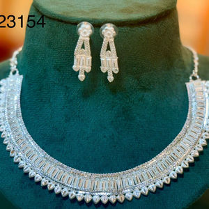 ชุดเครื่องประดับ MOLL JEWELLERS ล่าสุด สร้อยคอและต่างหูรูปดอกไม้ชุบทอง 24K ผลิตจากโลหะผสมสังกะสี ประดับเพชรซิร์คอน ของขวัญแต่งงานสำหรับผู้หญิง รุ่นที่สาม - Product Image 1