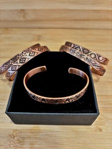 Bracelet en cuivre de luxe vintage, fait main, gravé, jonc ouvert, bijou de poignet classique de créateur, accessoire de mode bohème - Product Image 6