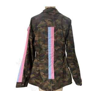 Chaqueta de Camuflaje para Mujer Jack and Jill con Ribete Rosa, Logotipo Bordado Personalizado, Chaqueta Utilitaria con Botones, Suministro al por Mayor OEM - Product Image 4