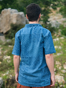 Camisa de Manga Corta de Algodón con Estampado Ajrakh Azul Índigo Hecha a Mano para Hombre, Ropa Casual Sostenible para el Verano, Atuendo para Festivales - Product Image 5